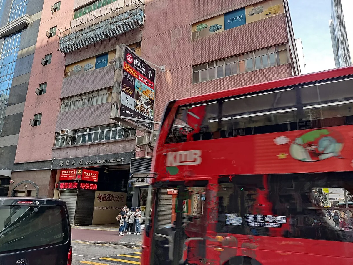 觀塘開源道駱駝漆大廈外牆(2022年),屬建築環境相片,並非工程記錄