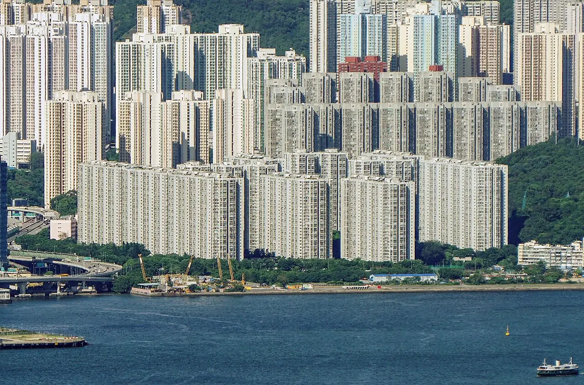 從海面方向望向麗港城住宅外觀,並非公司工程相片